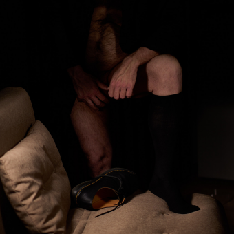 Dettaglio di Tommaso Volker con calze nere